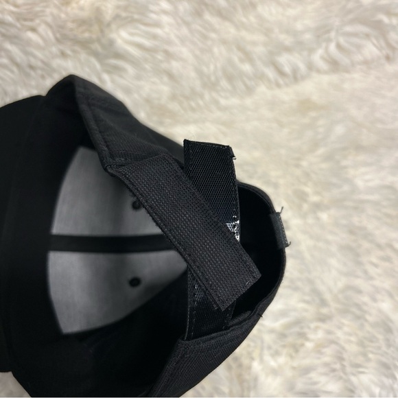 Men’s adidas aero ready hat all black with black logo adjustable Velcro strap - Picture 2 of 5